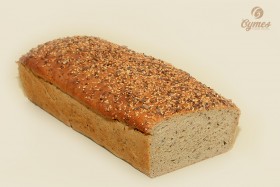 Chleb żytni z ziarnami na wagę niekrojony